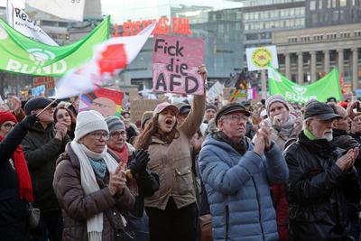 Demonstration gegen einen politischen Rechtsruck und die AFD in Deutschland auf dem Schlossplatz inn Stuttgart-stock-foto
