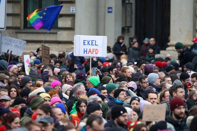 Leipzig - Mehr als 9.000 Menschen: Demonstration gegen CDU und AfD, Polizei mit Gro?aufgebot vor Ort-stock-foto