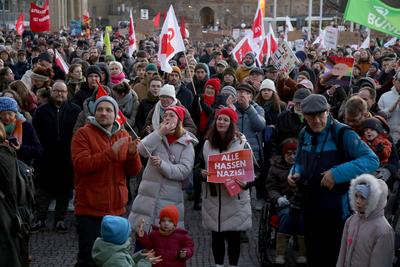 Demonstration gegen einen politischen Rechtsruck und die AFD in Deutschland auf dem Schlossplatz inn Stuttgart-stock-foto
