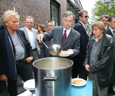 Obdachlosenessen mit K?hler Thorsten Fleuti (20) Copyright: IMAGO. Herrmann 04.07.2004 Thema: Der neue Bundespr?sident H-stock-photo