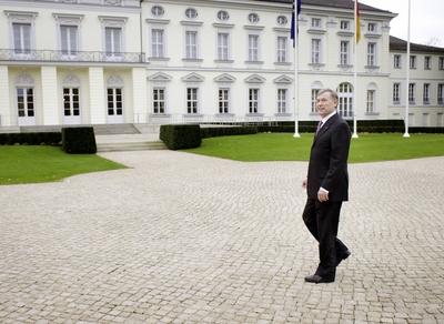 Horst KOEHLER Bundespraesident vor dem Schloss Bellevue Berlin Deutschland Horst KOEHLER-stock-foto