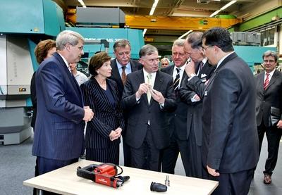 Bildnummer: 51420206  Datum: 07.06.2006  Copyright: imago/Horst RudelBundespr?sident Horst K?hler (Mitte, GER/CDU) mit Gattin Eva Luise (GER) zu Besuch bei der Maschinenbaufirma - INDEX-Werke GmbH - in Deizisau, Personen; 2006, Deizisau, Traub-Drehmaschinen, Politiker, Manager, Gesch?ftsf?hrung, Unternehmensf?hrung, Firmenbesuch, Betriebsbesuch, Ehefrau, Frau, Paar, Ehepaar,; , quer, Kbdig, Gruppenbild, Bundespolitik, Politik, Industrie, Wirtschaft, Deutschland, Randbild, People-stock-foto