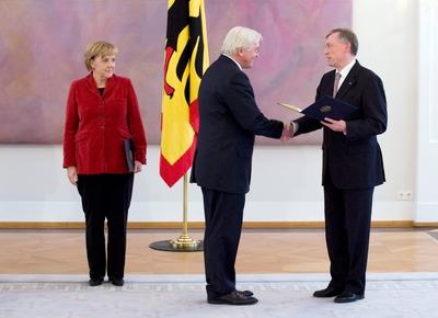 Bildnummer: 53556530  Datum: 27.10.2009  Copyright: imago/Sven SimonBundespr?sident Horst K?HLER (r) verabschiedet Bundesaussenminister Frank-Walter STEINMEIER (SPD) li: Bundeskanzlerin Angela MERKEL (CDU) Verabschiedung des Ministerkabinetts in Berlin, am 27.10.2009 People Politik Regierung Verabschiedung Kabinett Ministerkabinett Kbdig xdp 2009 quer premiumd aktuell PolitikBildnummer 53556530 Date 27 10 2009 Copyright Imago Sven Simon Federal President Horst K?hler r Adopted German Foreign Minister Frank Walter Stein Meier SPD left Chancellor Angela Merkel CDU Adoption the Cabinet of Ministers in Berlin at 27 10 2009 Celebrities politics Government Adoption Cabinet Cabinet of Ministers Kbdig XDP 2009 horizontal premiumd current politics-stock-foto