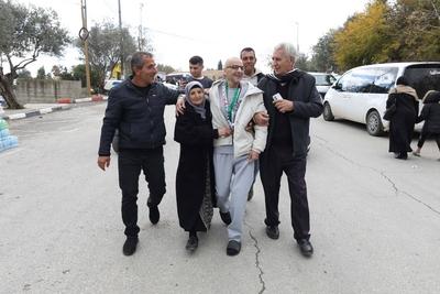 Palestinians, who were released from Israeli jails on Saturday as part of the fourth batch of the prisoner swap-stock-foto