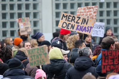 Leipzig - Mehr als 9.000 Menschen: Demonstration gegen CDU und AfD, Polizei mit Gro?aufgebot vor Ort-stock-foto