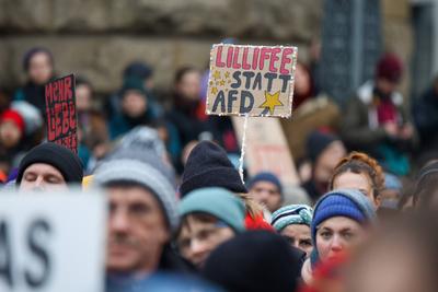 Leipzig - Mehr als 9.000 Menschen: Demonstration gegen CDU und AfD, Polizei mit Gro?aufgebot vor Ort-stock-foto