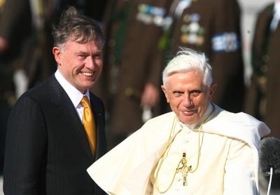 Bundespr?sident Horst K?hler GER CDU empf?ngt Papst Benedikt XVI GER auf dem Franz Josef Straus-stock-photo