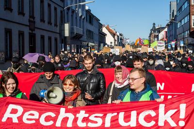 Menschen nehmen an einer Demonstration gegen den Wahlkampf der Partei Alternative f?r Deutschland (AfD) in Neu-Isenburg, Deutschland, am 01. Februar 2025 teil-stock-foto