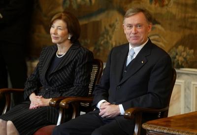 Bildnummer: 50634587  Datum: 03.12.2004  Copyright: imago/bonn-sequenzBundespr?sident Horst K?hler (GER/CDU) mit Ehefrau Eva  in Bonn, Personen , optimistisch; 2004, Bonn, Pressetermin, Bundespr?sidenten, Pr?sident, Pr?sidenten, Staatspr?sident, Staatspr?sidenten, Frau, Ehefrauen, Paar, Ehepaar, Ehepaare; , quer, Kbdig, Gruppenbild, Bundespolitik, Politik, Deutschland, Randbild, People, Politiker-stock-foto