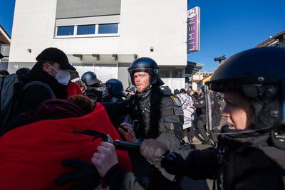 Menschen nehmen an einer Demonstration gegen den Wahlkampf der Partei Alternative f?r Deutschland (AfD) in Neu-Isenburg, Deutschland, am 01. Februar 2025 teil-stock-foto