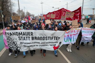 Leipzig - Mehr als 9.000 Menschen: Demonstration gegen CDU und AfD, Polizei mit Gro?aufgebot vor Ort-stock-foto