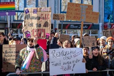 Menschen nehmen an einer Demonstration gegen den Wahlkampf der Partei Alternative f?r Deutschland (AfD) in Neu-Isenburg, Deutschland, am 01. Februar 2025 teil-stock-foto