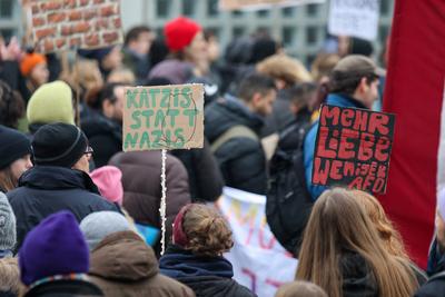 Leipzig - Mehr als 9.000 Menschen: Demonstration gegen CDU und AfD, Polizei mit Gro?aufgebot vor Ort-stock-foto