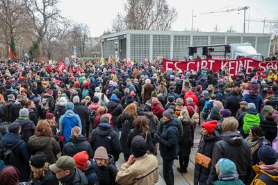 Leipzig - Mehr als 9.000 Menschen: Demonstration gegen CDU und AfD, Polizei mit Gro?aufgebot vor Ort-stock-foto