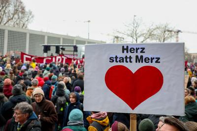 Leipzig - Mehr als 9.000 Menschen: Demonstration gegen CDU und AfD, Polizei mit Gro?aufgebot vor Ort-stock-foto