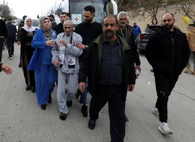 Palestinians, who were released from Israeli jails on Saturday as part of the fourth batch of the prisoner swap-stock-foto