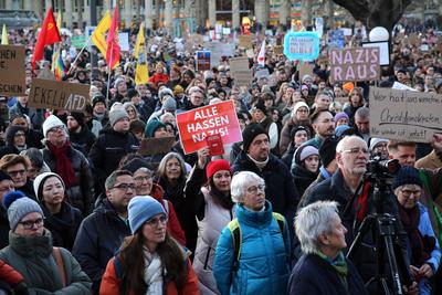 Demonstration gegen einen politischen Rechtsruck und die AFD in Deutschland auf dem Schlossplatz inn Stuttgart-stock-foto