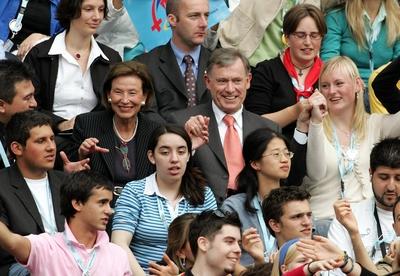 Bildnummer: 50878018  Datum: 16.08.2005  Copyright: imago/UlmerBundespr?sident Horst K?hler (GER/CDU) mit seiner Frau Eva gut gelaunt anl?sslich des Er?ffnungsgottesdienstes zum XX. Weltjugendtag in K?ln, Personen , optimistisch; 2005, K?ln, Weltjugendtag, Jugendtreffen, katholisches, katholisch, 20, 20., zwanzigster, XX, Pilger, Pilger, Besucher, Gl?ubige, Gl?ubiger, Teilnehmer, Jugendliche, Jugendlicher, Er?ffnungsgottesdienst, Publikum, Zuschauer, Bundespr?sidenten, Pr?sident, Pr?sidenten, Politiker, Ehefrau, Paar, Paare, Ehepaar, Ehepaare; , quer, Kbdig, Totale, Bundespolitik, Politik, Deutschland, Katholische Kirche, Religion,  , People-stock-photo