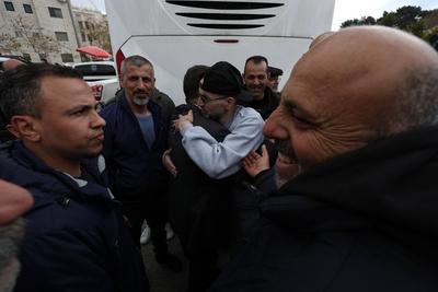 Palestinians, who were released from Israeli jails on Saturday as part of the fourth batch of the prisoner swap-stock-foto