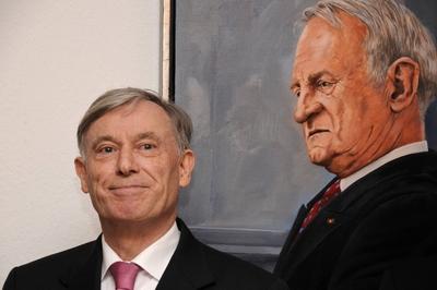 Bildnummer: 56847933  Datum: 09.01.2012  Copyright: imago/HohlfeldBundespr?sident a.D. Dr. Horst K?hler vor dem Portr?t seines Vorg?ngers, Bundespr?sident Johannes Rau (SPD) im Balkonsaal des Rathauses Berlin-Tiergarten. In diesem Saal h?ngen Portr?ts aller deutschen Bundespr?sidenten. K?hler neben Rau People Politik x0x xsk 2012 quer Aufmacher premiumd kurios Komik Koehler Bundespr?sident Rau Portr?t Malerei Kunst Kultur Rathaus Tiergarten Berlin 56847933 Date 09 01 2012 Copyright Imago Hohlfeld Federal President a D Dr Horst K?hler before the Portrait its Predecessor Federal President John Tough SPD in  the Cort Berlin Tiergarten in this Room hang Portraits all German Federal President K?hler next to Tough Celebrities politics x0x xSK 2012 horizontal Highlight premiumd funny comic Koehler Federal President Tough Portrait Painting Art Culture City Hall Tiergarten Berlin-stock-foto