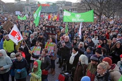 Demonstration gegen einen politischen Rechtsruck und die AFD in Deutschland auf dem Schlossplatz inn Stuttgart-stock-foto