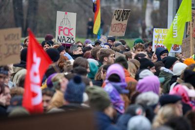 Leipzig - Mehr als 9.000 Menschen: Demonstration gegen CDU und AfD, Polizei mit Gro?aufgebot vor Ort-stock-foto