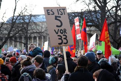 Demonstration gegen einen politischen Rechtsruck und die AFD in Deutschland auf dem Schlossplatz inn Stuttgart-stock-foto