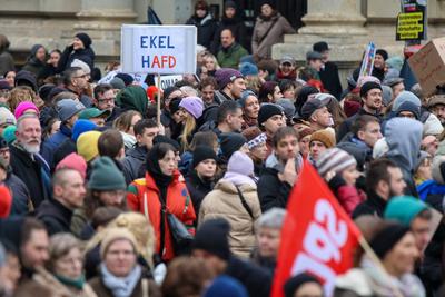 Leipzig - Mehr als 9.000 Menschen: Demonstration gegen CDU und AfD, Polizei mit Gro?aufgebot vor Ort-stock-foto