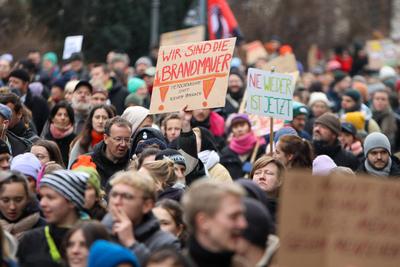 Leipzig - Mehr als 9.000 Menschen: Demonstration gegen CDU und AfD, Polizei mit Gro?aufgebot vor Ort-stock-foto