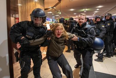 Menschen nehmen an einer Demonstration gegen den Wahlkampf der Partei Alternative f?r Deutschland (AfD) in Neu-Isenburg, Deutschland, am 01. Februar 2025 teil-stock-foto