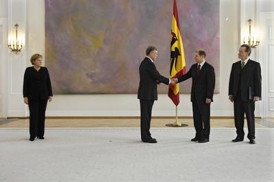 Horst K?hler (2.v.li., CDU/Bundespr?sident) ernennt Olaf Scholz (2.v.re., SPD/erster parlamentarischer Gesch?ftsf?hrer-stock-foto