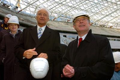 Bildnummer: 50578334  Datum: 18.10.2004  Copyright: imago/Sven SimonDr. Edmund Stoiber (li., GER/CSU/Ministerpr?sident Bayern) besichtigt mit Bundespr?sident Horst K?hler (GER/CDU) die Baustelle der Allianz Arena anl?sslich K?hlers Besuch in M?nchen , Personen , optimistisch; 2004, M?nchen, Pressetermin, Besuch, Besichtigung, besichtigen, Bundespr?sidenten, Pr?sident, Pr?sidenten, Politiker, Landespolitik, Ministerpr?sidenten, Schutzhelm, Schutzhelme, Helm, Helme; , quer, Kbdig, Gruppenbild, close, Bundespolitik, Politik, Deutschland, Randbild, People / Allianzarena-stock-foto