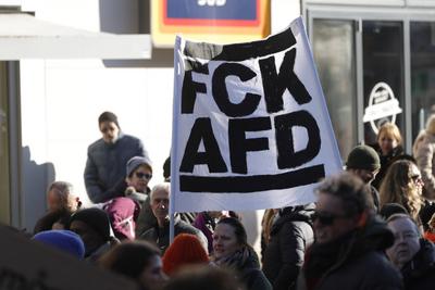 01.02.2025 Kundgebung und Demonstration Motto GEGEN ALICE WEIDEL AFD UND CO in Neu-Isenburg. B?ndnisse gegen Rechtsruck-stock-foto