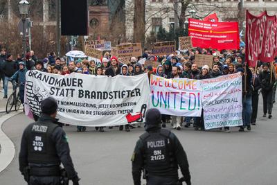 Leipzig - Mehr als 9.000 Menschen: Demonstration gegen CDU und AfD, Polizei mit Gro?aufgebot vor Ort-stock-foto