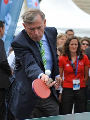Bildnummer: 59827484  Datum: 11.07.2009  Copyright: imago/epdBundespr?sident Horst K?hler spielt am Samstag (11.7.2009) beim Internationalen Paralympischen Tag in Berlin Tischtennis. Vor dem Brandenburger Tor haben national und international bekannte Behindertensportler ihre Sportarten vorgestellt. Unter anderem waren die deutsche und niederl?ndische Frauennationalmannschaft im Rollstuhl-Basketball anwesend. Weitere vertretene Sportarten waren Tischtennis, Blindenfu?ball und Sitzvolleyball. Die Veranstaltung stand unter der Schirmherrschaft von Bundespr?sident Horst K?hler. (Siehe epd-Meldung vom 11.7.2009) DER ABDRUCK DES EPD-FOTOS IST HONORARPFLICHTIG! Internationaler Paralympischer Tag in Berlin Gesellschaft xsp x0x 2009 hoch Paralympics Behindertensport Politik Politiker Bundespr?seident Personen Gesellschaft Behinderte  59827484 Date 11 07 2009 Copyright Imago epd Federal President Horst K?hler plays at Saturday 11 7 2009 the International Paralympic Day in Berlin Table tennis before the Brandenburg goal have National and International Acquaintances Disabled athletes theirs Sports presented under others Were the German and Dutch Womenu0026#39;s national team in Wheelchair Basketball present more  Sports Were Table tennis  and  the Event stand under the Auspices from Federal President Horst K?hler See epd Message of 11 7 2009 the Imprint the epd Photos is  international  Day in Berlin Society xsp x0x 2009 vertical Paralympics Disabled Sports politics Politicians  People Society Disabled-stock-foto