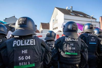 Menschen nehmen an einer Demonstration gegen den Wahlkampf der Partei Alternative f?r Deutschland (AfD) in Neu-Isenburg, Deutschland, am 01. Februar 2025 teil-stock-foto