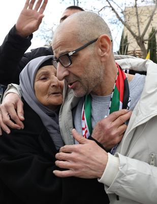 Palestinians, who were released from Israeli jails on Saturday as part of the fourth batch of the prisoner swap-stock-foto