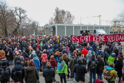 Leipzig - Mehr als 9.000 Menschen: Demonstration gegen CDU und AfD, Polizei mit Gro?aufgebot vor Ort-stock-foto