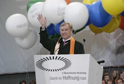 Bildnummer: 59809796  Datum: 12.05.2010  Copyright: imago/epdBundespr?sident Horst K?hler spricht zur Er?ffnung des 2. ?kumenischen Kirchentages am Mittwoch (12.5.2010) auf der M?nchner Theresienwiese. Das ?kumenische Gro?ereignis, zu dem bis Sonntag mehr als 100.000 Dauerteilnehmer erwartet werden, steht unter dem Motto Damit ihr Hoffnung habt . (Siehe epd-Meldung vom 12.5.2010) DER ABDRUCK DES EPD-FOTOS IST HONORARPFLICHTIG! 2. ?kumenischer Kirchentag in M?nchen er?ffnet xdp x0x 01 2010 quer Religionen Evangelische_Kirche Katholische_Kirche Politik Politiker Personen ?kumene  59809796 Date 12 05 2010 Copyright Imago epd Federal President Horst K?hler speaks to Opening the 2 Ecumenical Church day at Wednesday 12 5 2010 on the Munich Theresienwiese the Ecumenical  to the until Sunday more as 100 000  expected will is under the Motto This her Hope did See epd Message of 12 5 2010 the Imprint the epd Photos is  2 World Kirchentag in Munich opens XDP x0x 01 2010 horizontal Religions   politics Politicians People Ecumenism-stock-foto