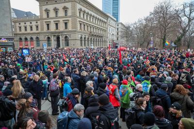 Leipzig - Mehr als 9.000 Menschen: Demonstration gegen CDU und AfD, Polizei mit Gro?aufgebot vor Ort-stock-foto