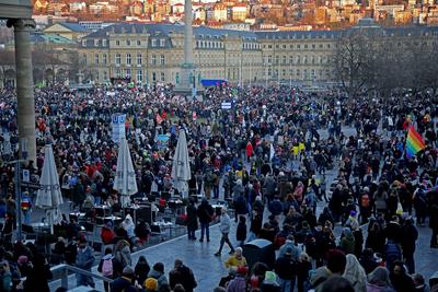 Demonstration gegen einen politischen Rechtsruck und die AFD in Deutschland auf dem Schlossplatz inn Stuttgart-stock-foto