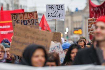 Leipzig - Mehr als 9.000 Menschen: Demonstration gegen CDU und AfD, Polizei mit Gro?aufgebot vor Ort-stock-foto