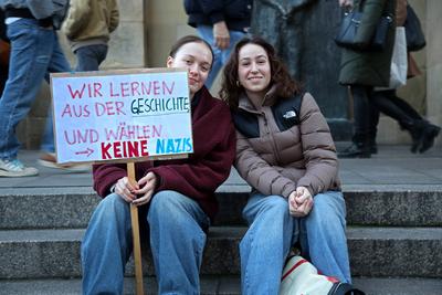 Demonstration gegen einen politischen Rechtsruck und die AFD in Deutschland auf dem Schlossplatz inn Stuttgart-stock-foto