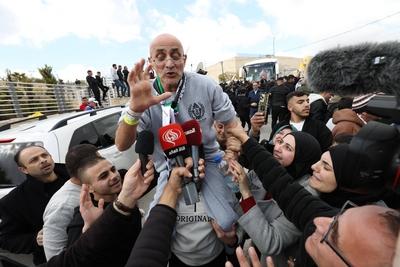 Palestinians, who were released from Israeli jails on Saturday as part of the fourth batch of the prisoner swap-stock-foto