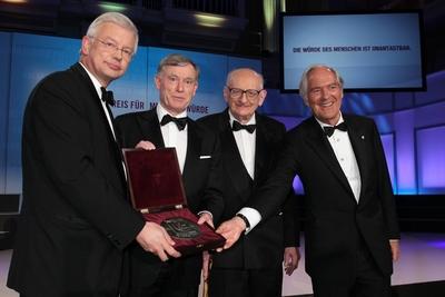 Roland Berger Preis fuer Menschenwuerde Roland Koch nimmt Preis fuer Helmut Kohl entgegen uebergeben von Horst Koehler-stock-photo