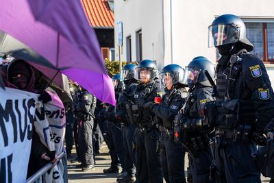 Menschen nehmen an einer Demonstration gegen den Wahlkampf der Partei Alternative f?r Deutschland (AfD) in Neu-Isenburg, Deutschland, am 01. Februar 2025 teil-stock-foto