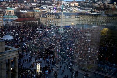 Demonstration gegen einen politischen Rechtsruck und die AFD in Deutschland auf dem Schlossplatz inn Stuttgart-stock-foto