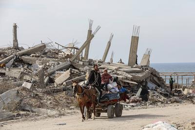 Palestinians try to survive in tents they set up among the debris of their demolished houses as they are faced with heavy-stock-foto