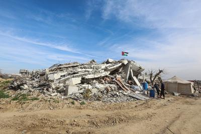 Palestinians try to survive in tents they set up among the debris of their demolished houses as they are faced with heavy-stock-foto