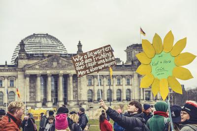 02 . 02 . 2025 , Berlin / Mitte : Demonstration auf dem Platz der Republik vor dem Reichstagsgeb?ude. Motto: Aufstand de-stock-foto